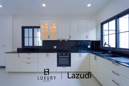 วิลล่าสองชั้น 4 ห้องนอนพร้อมสระว่ายน้ำในซอยหัวหิน 102