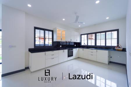 วิลล่าสองชั้น 4 ห้องนอนพร้อมสระว่ายน้ำในซอยหัวหิน 102