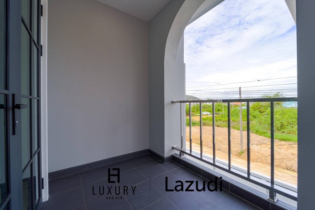 วิลล่าสองชั้น 4 ห้องนอนพร้อมสระว่ายน้ำในซอยหัวหิน 102