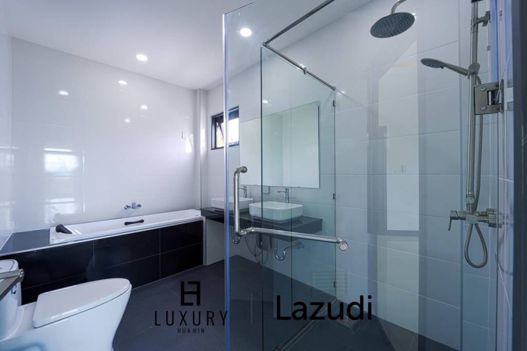 วิลล่าสองชั้น 4 ห้องนอนพร้อมสระว่ายน้ำในซอยหัวหิน 102