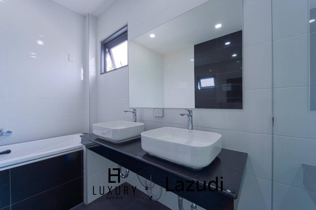 วิลล่าสองชั้น 4 ห้องนอนพร้อมสระว่ายน้ำในซอยหัวหิน 102