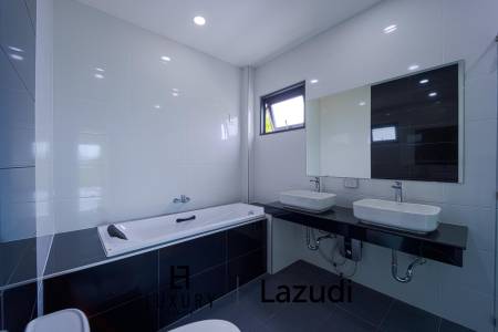 วิลล่าสองชั้น 4 ห้องนอนพร้อมสระว่ายน้ำในซอยหัวหิน 102