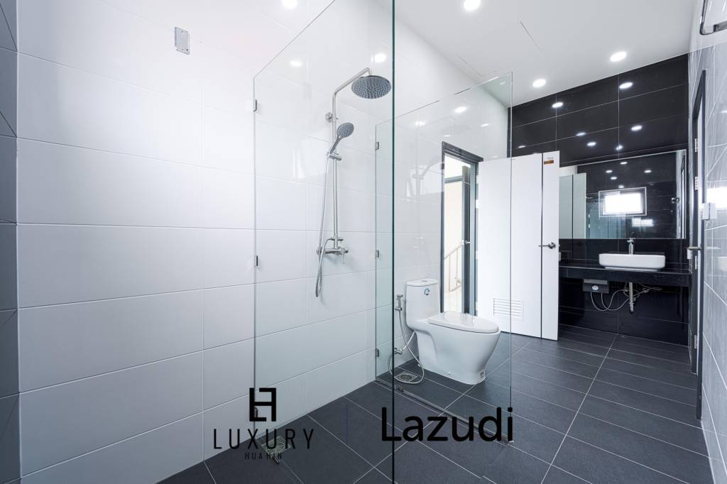 วิลล่าสองชั้น 4 ห้องนอนพร้อมสระว่ายน้ำในซอยหัวหิน 102