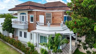 ์Newly Renovated 3-Bedroom House For Rent In Chalong
