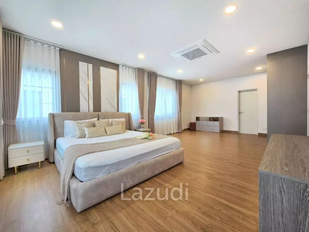 4 Bedroom 5 Bathroom 303 SQ.M Centro Bangna