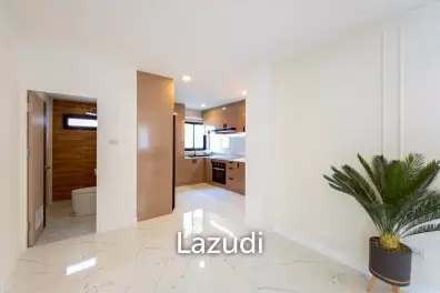 5 Beds 4 Baths 450 SQ.M. Villa In Thepprasit