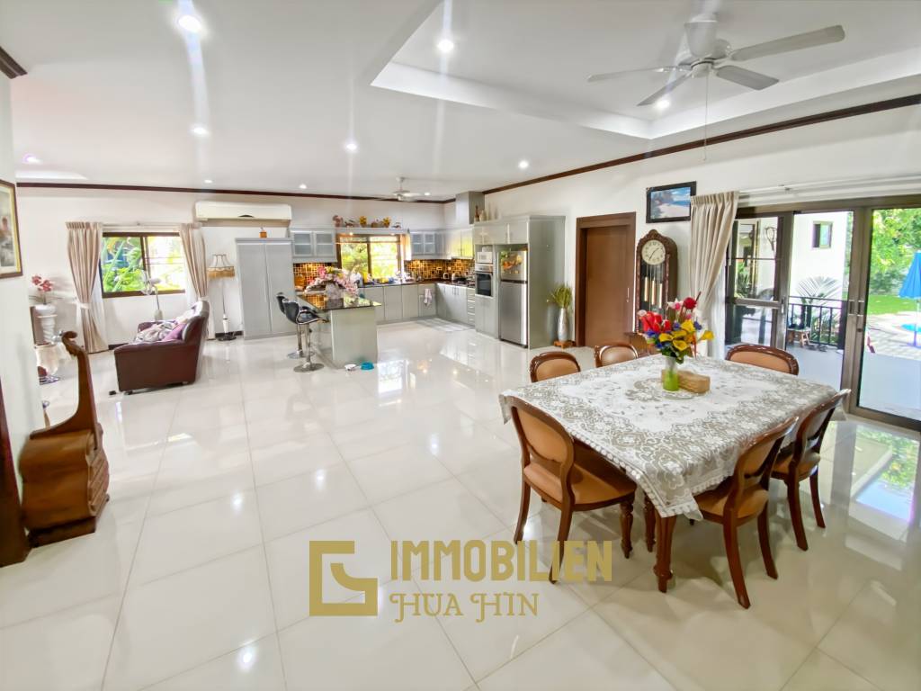 Cha Am / Green Beach Village: Villa avec piscine de 3 chambres sur un terrain de 300 qm.