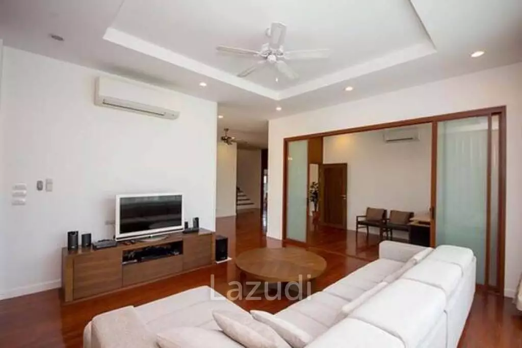 Luxury Modern 4 Bed Pool Villa 200 meters from Beach