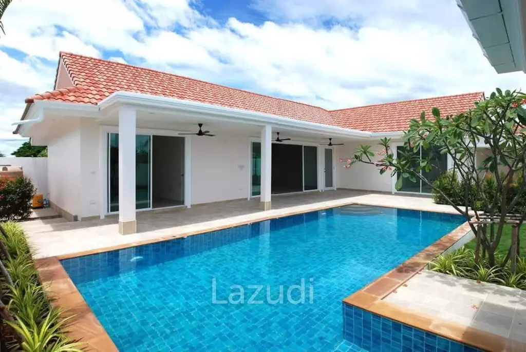 Luxury Pool Villa, 3 bed, 3 bath . 2 minutes from Golf Course