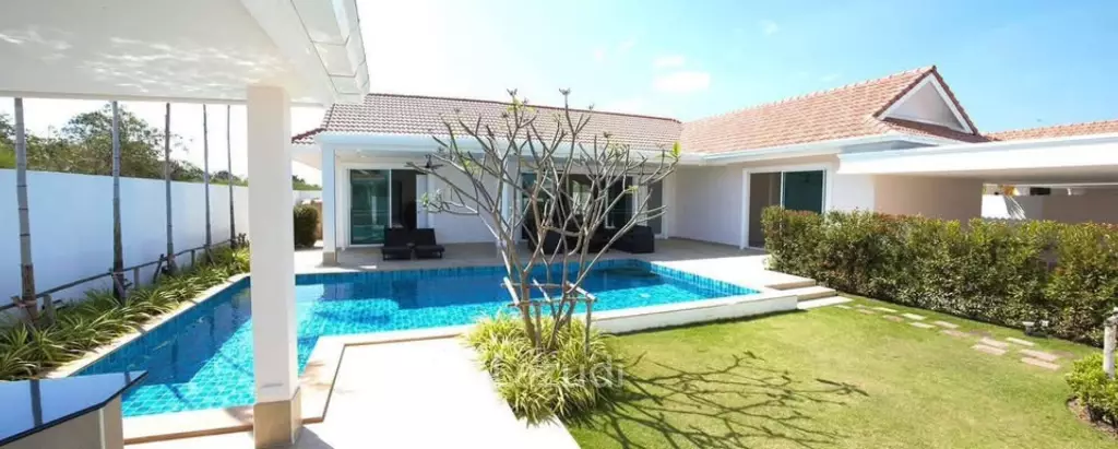 Luxury Pool Villa, 3 bed, 3 bath . 2 minutes from Golf Course