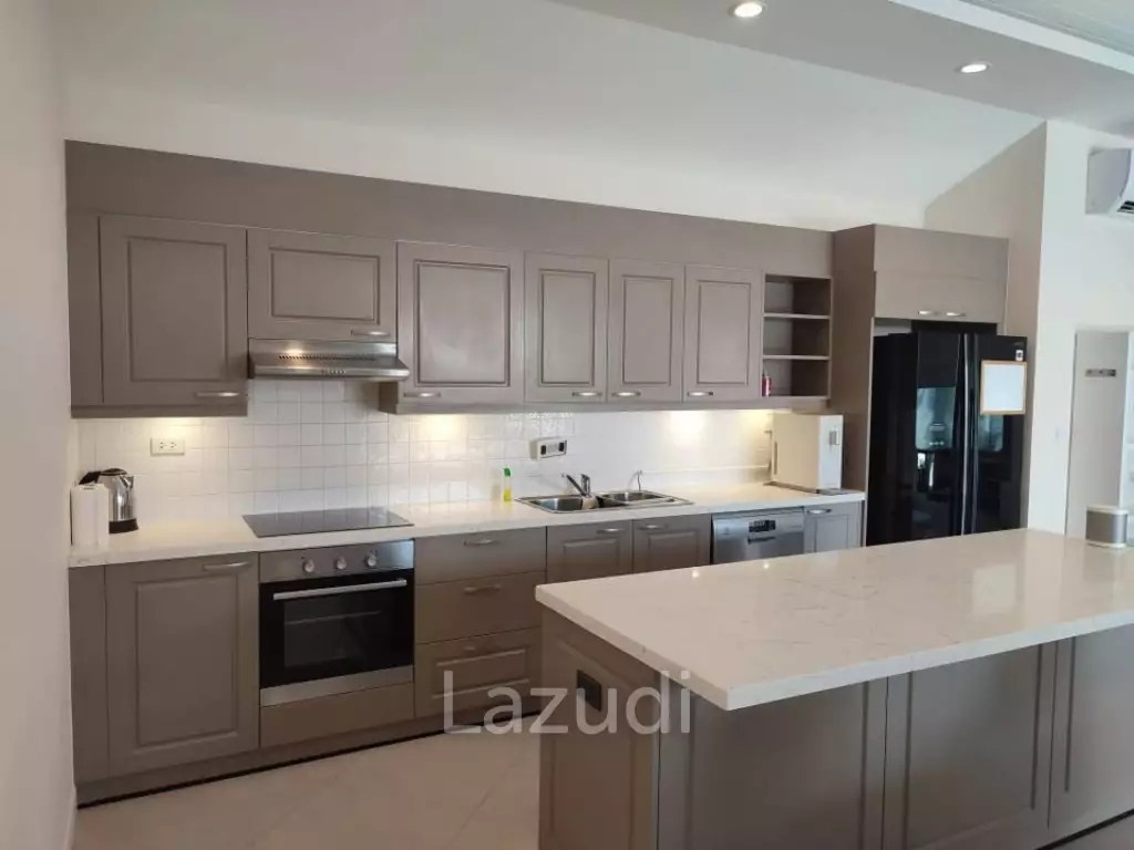 Luxury Pool Villa, 3 bed, 3 bath . 2 minutes from Golf Course