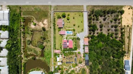 วิลล่า 5 ห้องนอนพร้อมสระว่ายน้ำและพื้นที่สวนขนาดใหญ่ในทับใต้ หัวหิน