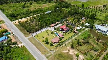 วิลล่า 5 ห้องนอนพร้อมสระว่ายน้ำและพื้นที่สวนขนาดใหญ่ในทับใต้ หัวหิน