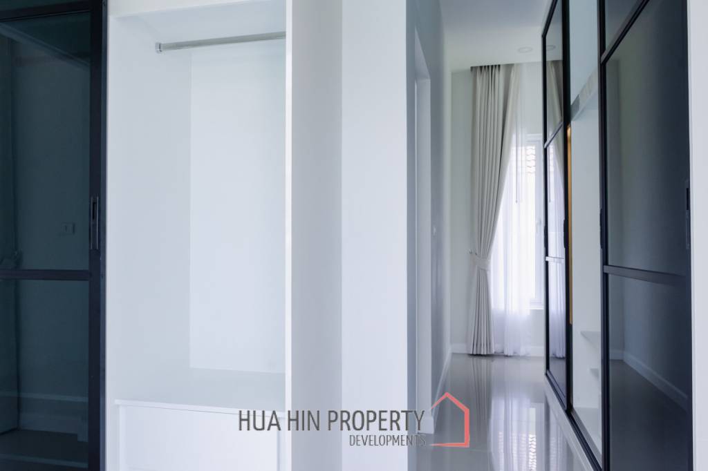 3 Bed 4 Bath 264.7 SQ.M Woodlands Residence