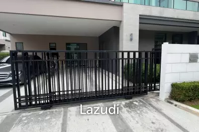 Luxurious 4-Bedroom Home in Bangkok Boulevard