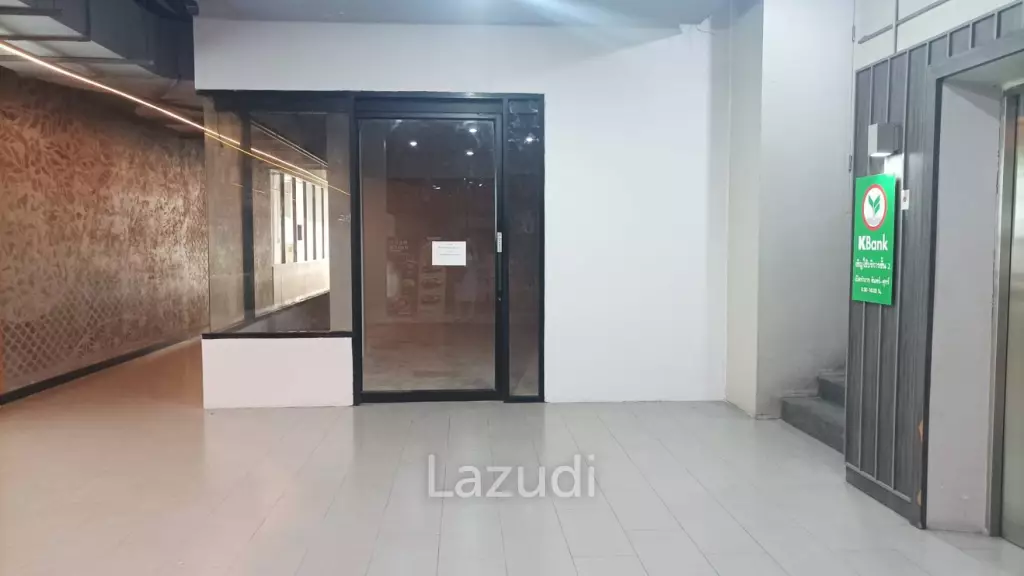 58.52 sqm Restaurant Space – Directly Behind Starbucks on Asoke Road Community Space
