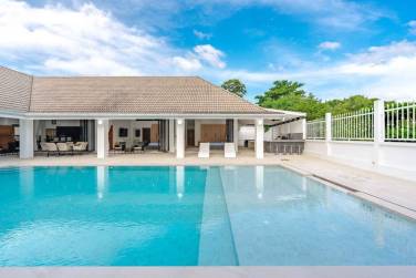 Newly renovated modern 4-bedroom villa for rent in Rawai Newly renovated modern 4-bedroom villa for rent in Rawai