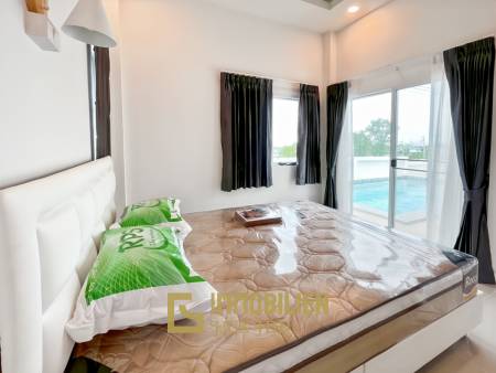 View Till Khao: Moderne Pool Villa mit Bergblick