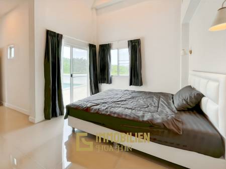 View Till Khao: Moderne Pool Villa mit Bergblick