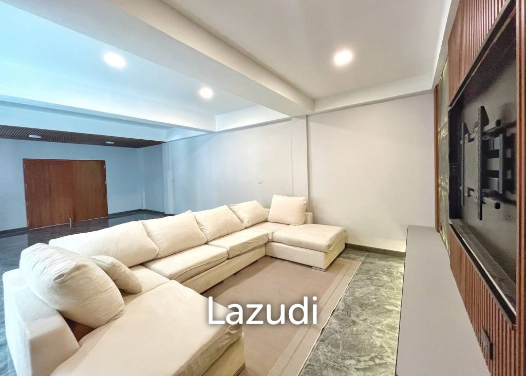 5 Bedroom 7 Bathroom 600 Sq.m White Mansion