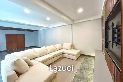 5 Bedroom 7 Bathroom 600 Sq.m White Mansion