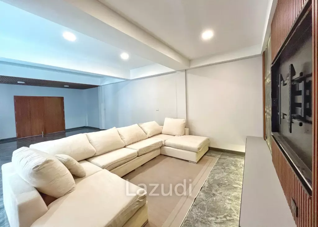 5 Bedroom 7 Bathroom 600 Sq.m White Mansion