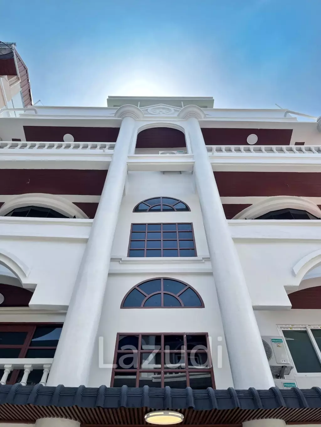 5 Bedroom 7 Bathroom 600 Sq.m White Mansion