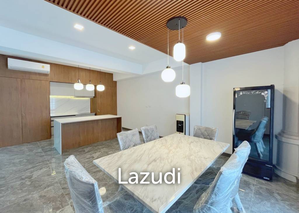 5 Bedroom 7 Bathroom 600 Sq.m White Mansion