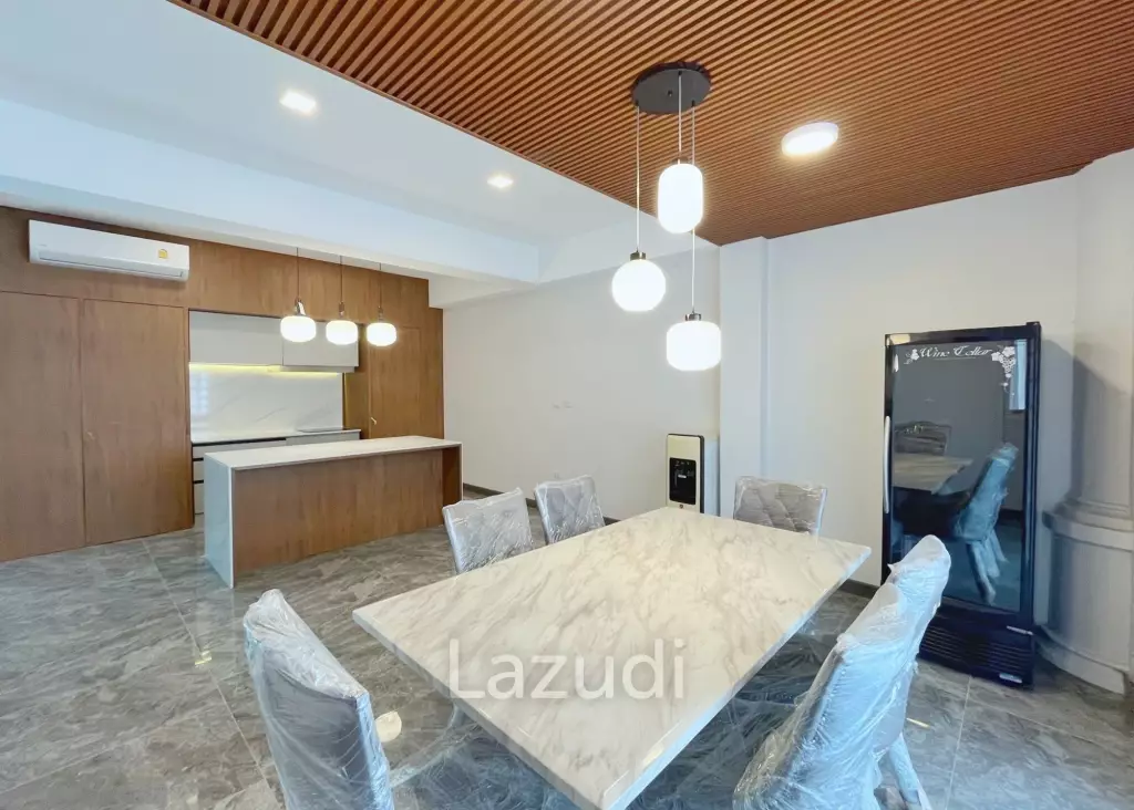 5 Bedroom 7 Bathroom 600 Sq.m White Mansion