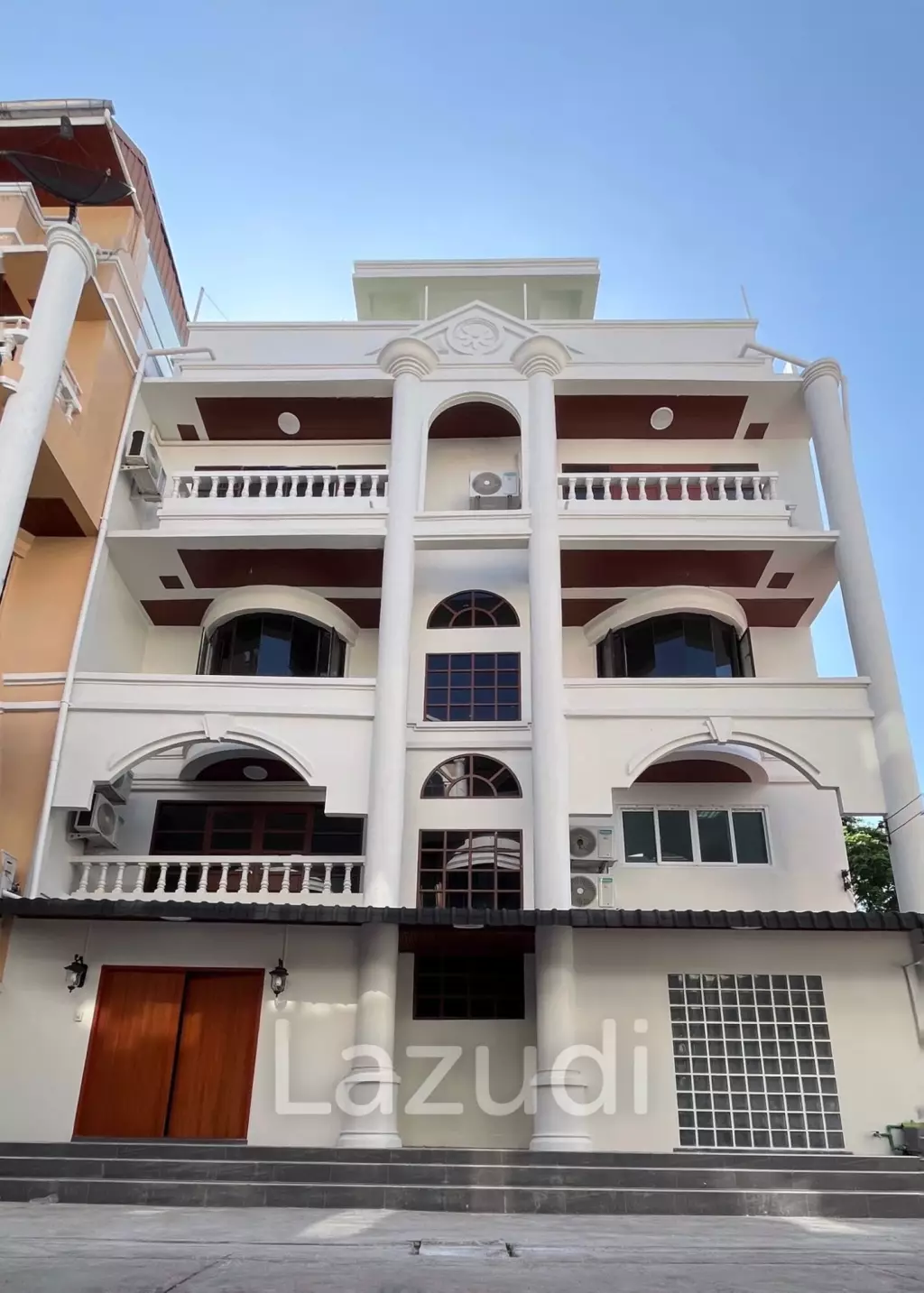 5 Bedroom 7 Bathroom 600 Sq.m White Mansion