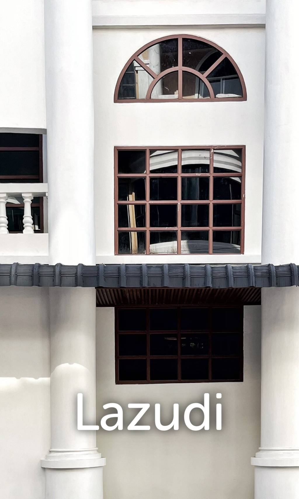 5 Bedroom 7 Bathroom 600 Sq.m White Mansion