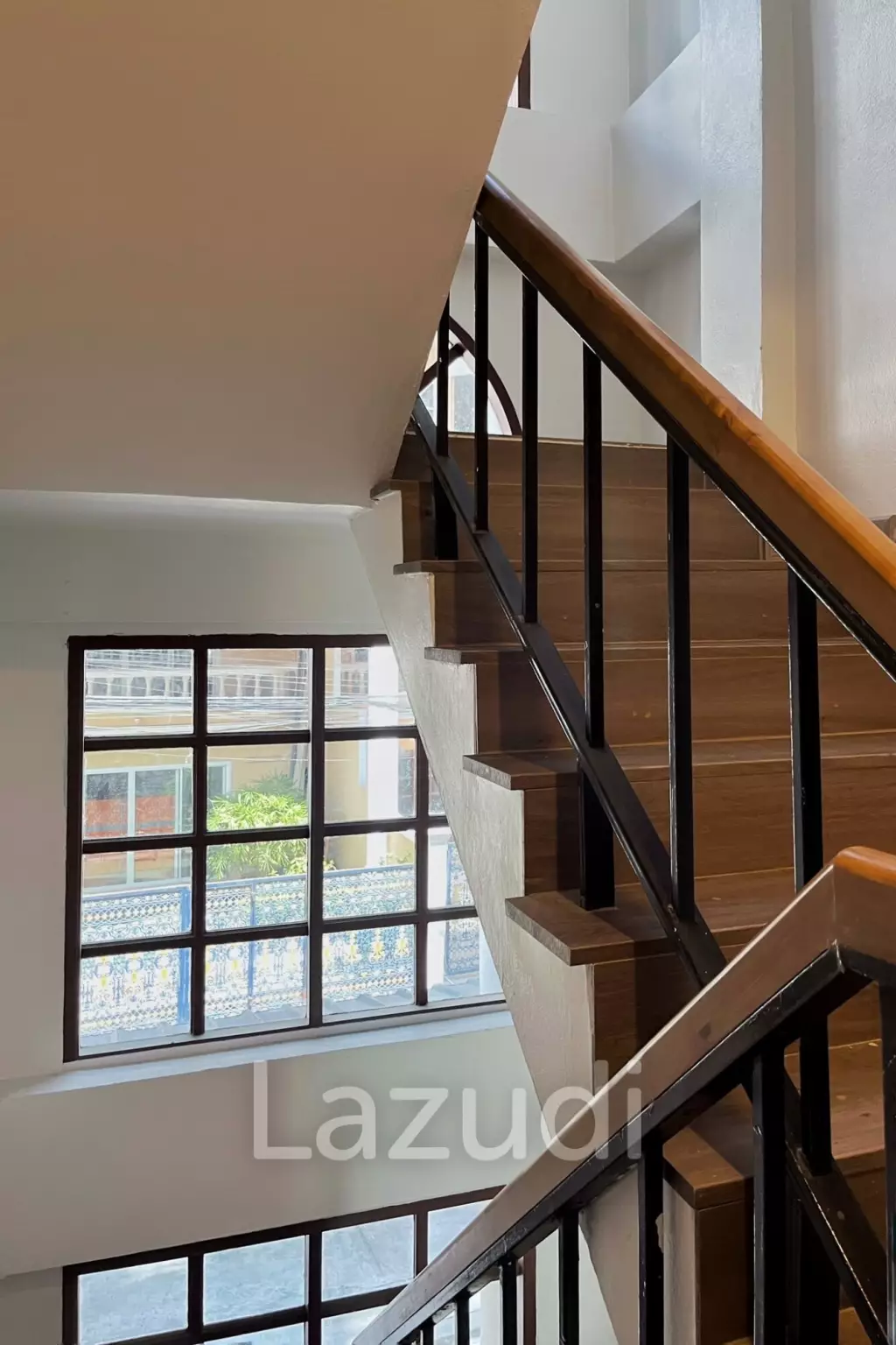 5 Bedroom 7 Bathroom 600 Sq.m White Mansion