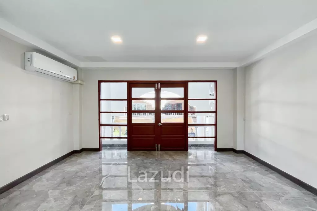 5 Bedroom 7 Bathroom 600 Sq.m White Mansion