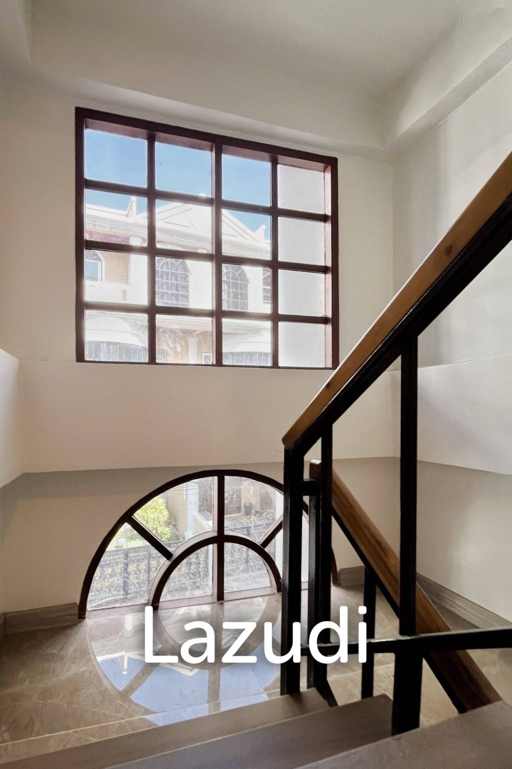 5 Bedroom 7 Bathroom 600 Sq.m White Mansion