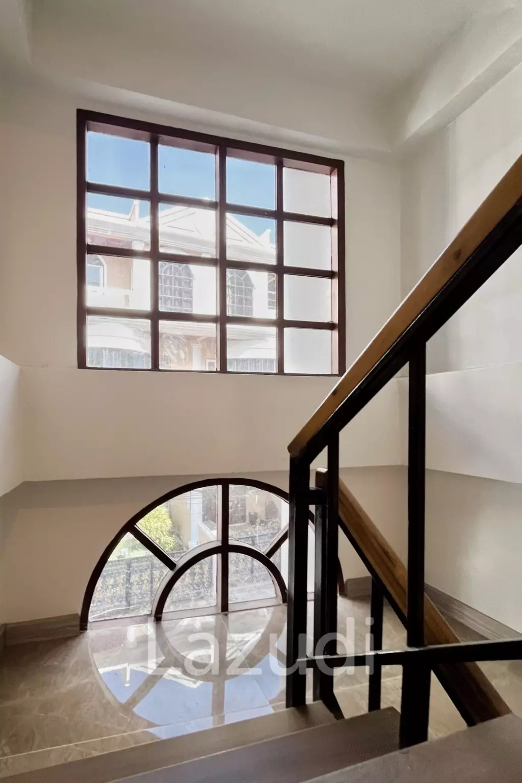 5 Bedroom 7 Bathroom 600 Sq.m White Mansion