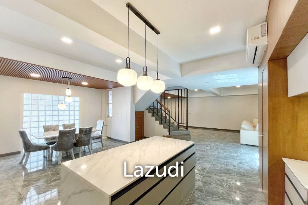 5 Bedroom 7 Bathroom 600 Sq.m White Mansion
