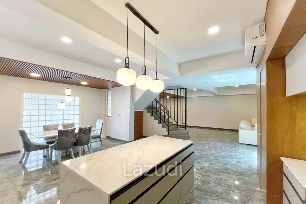 5 Bedroom 7 Bathroom 600 Sq.m White Mansion