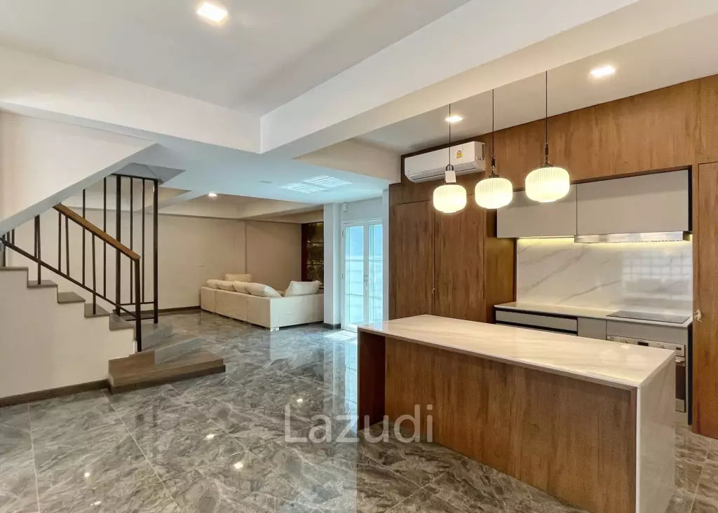 5 Bedroom 7 Bathroom 600 Sq.m White Mansion