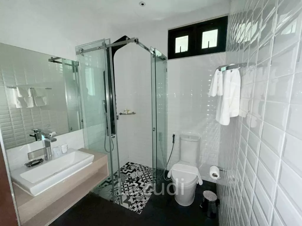 Spacious 2-Storey Villa with Rooftop Jacuzzi, 3 bed, 3 bath