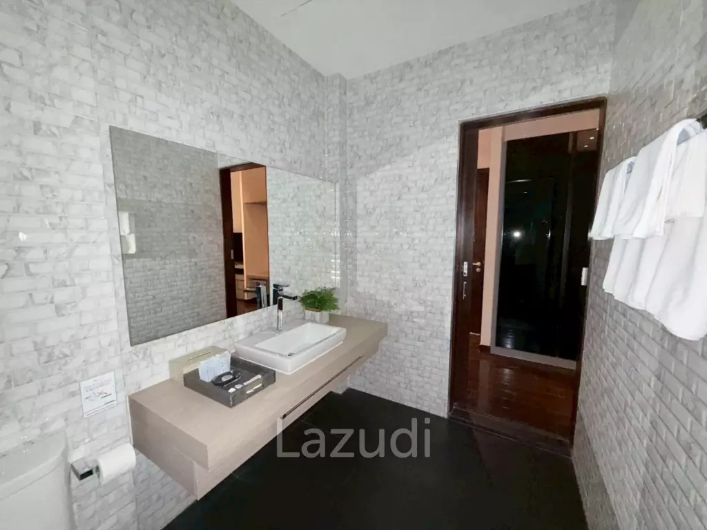 Spacious 2-Storey Villa with Rooftop Jacuzzi, 3 bed, 3 bath