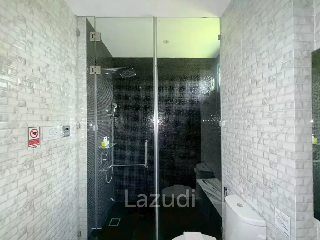 Spacious 2-Storey Villa with Rooftop Jacuzzi, 3 bed, 3 bath