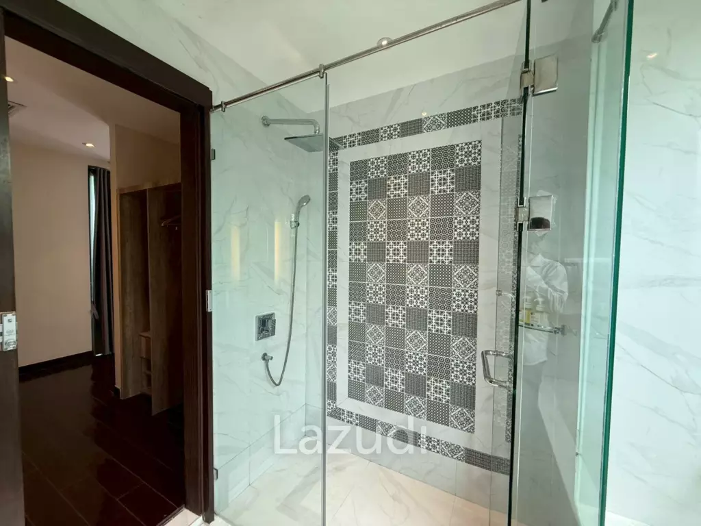 Spacious 2-Storey Villa with Rooftop Jacuzzi, 3 bed, 3 bath