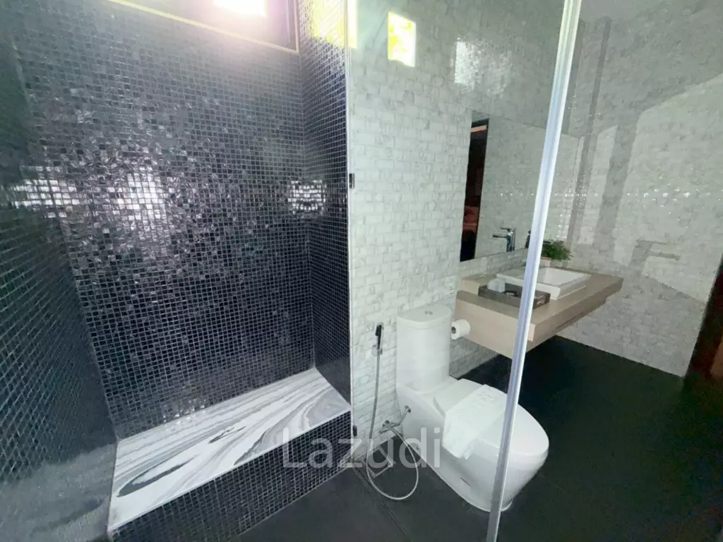 Spacious 2-Storey Villa with Rooftop Jacuzzi, 3 bed, 3 bath