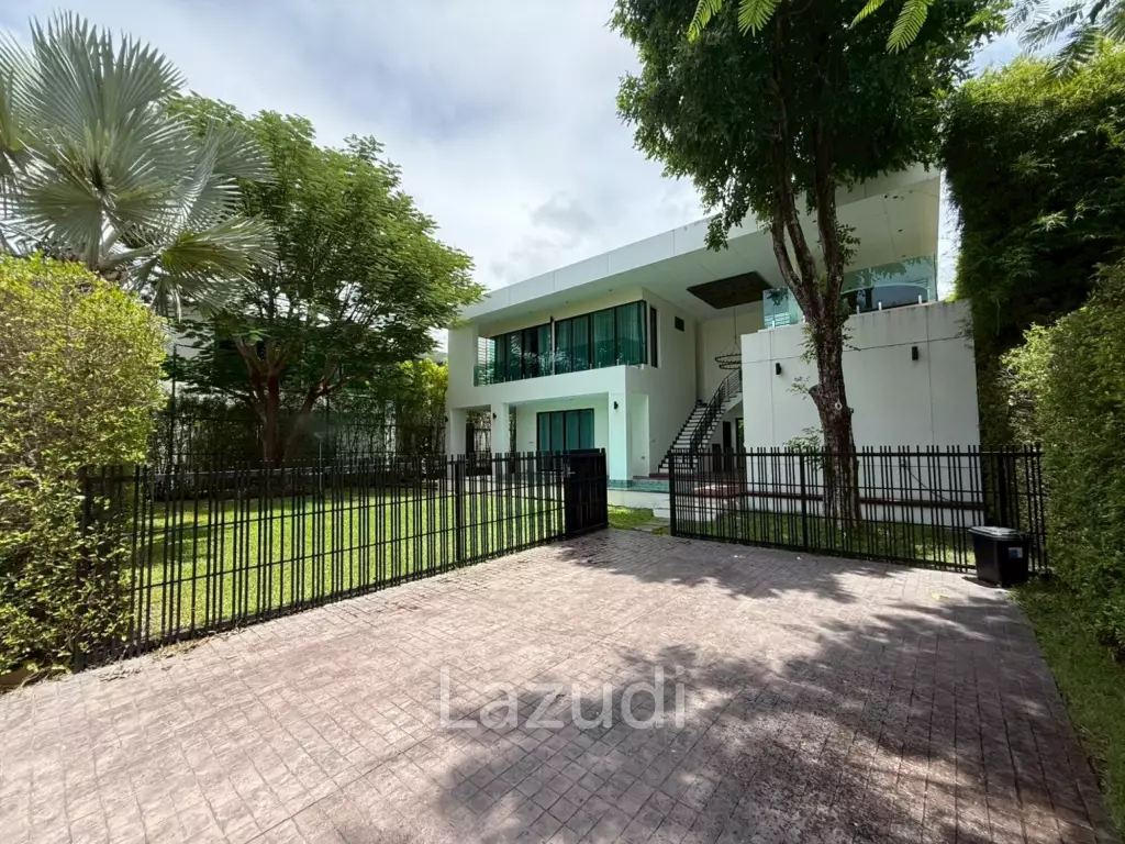 Spacious 2-Storey Villa with Rooftop Jacuzzi, 3 bed, 3 bath