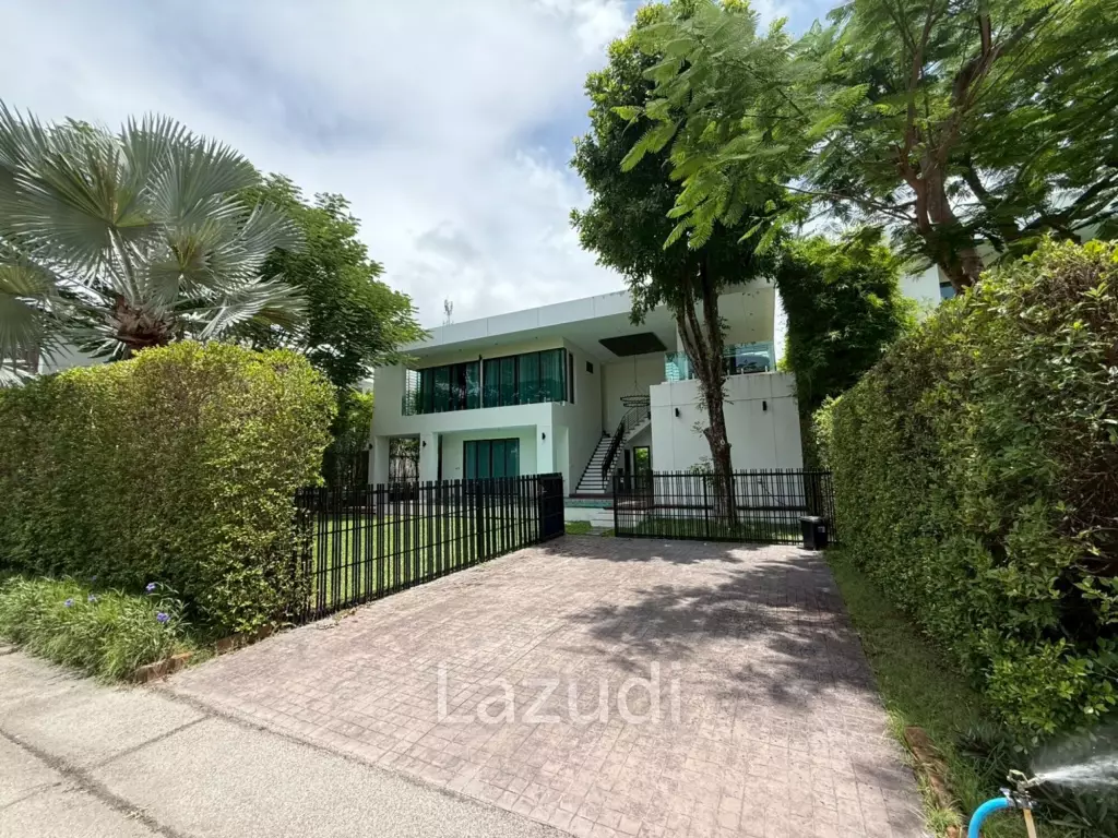 Spacious 2-Storey Villa with Rooftop Jacuzzi, 3 bed, 3 bath