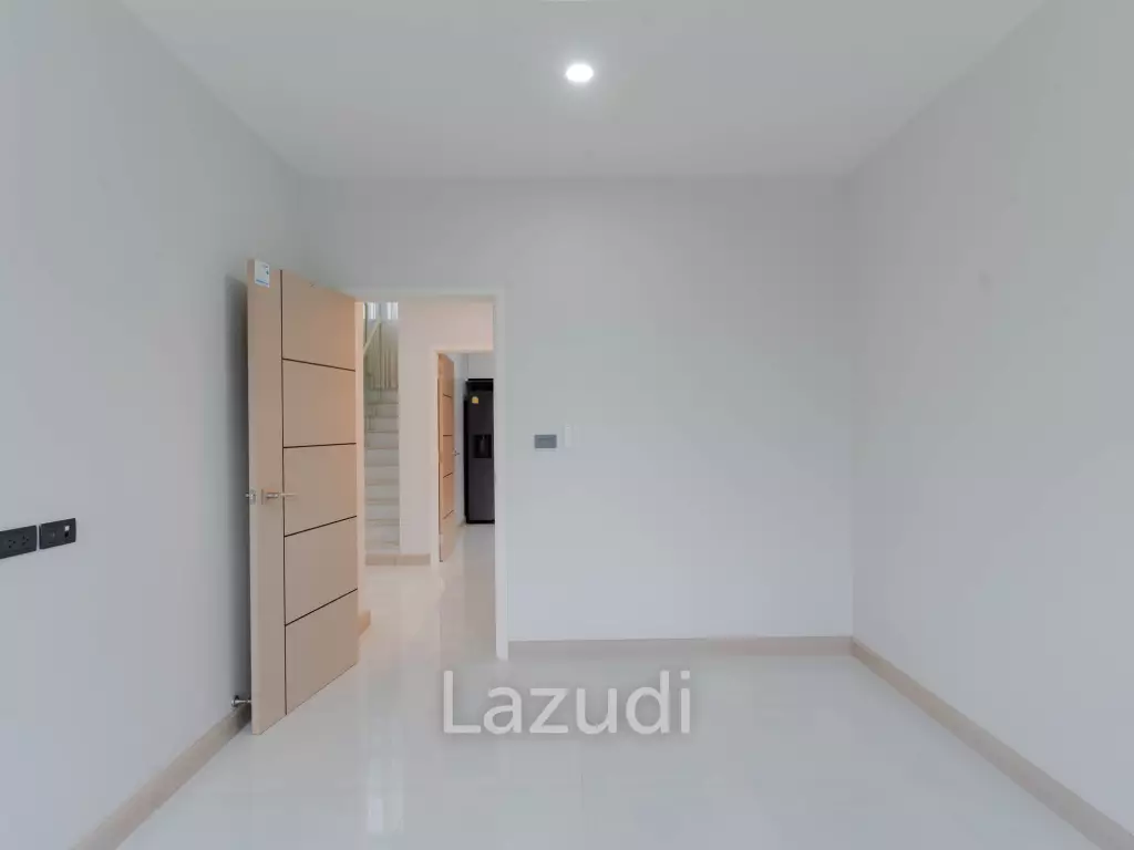 4 Bedroom Modern Luxurious House For Sale in Ban Thawai.
