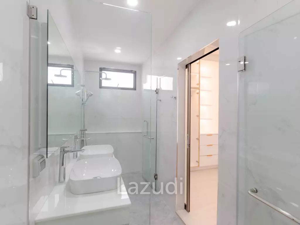 4 Bedroom Modern Luxurious House For Sale in Ban Thawai.