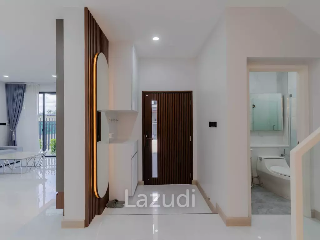 4 Bedroom Modern Luxurious House For Sale in Ban Thawai.