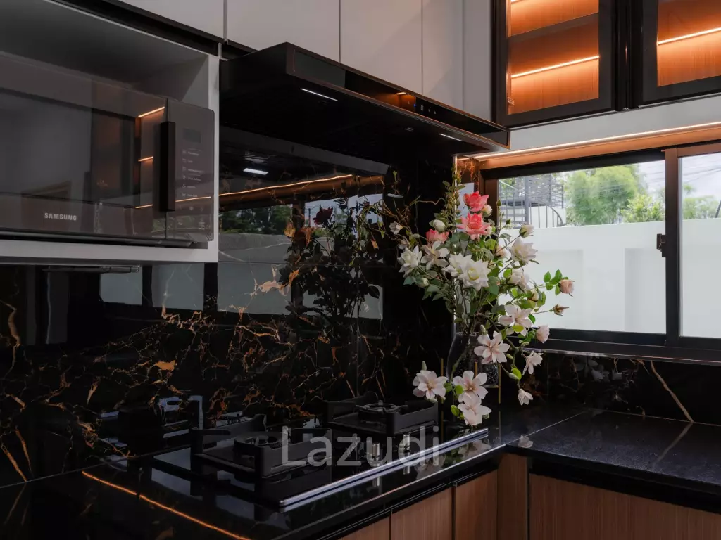 4 Bedroom Modern Luxurious House For Sale in Ban Thawai.