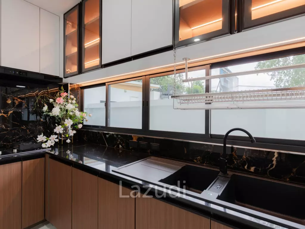 4 Bedroom Modern Luxurious House For Sale in Ban Thawai.